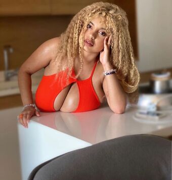 Thegirlinred0