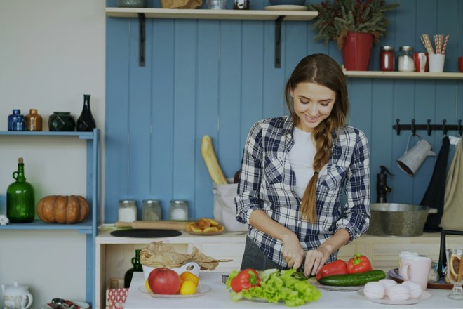 женщина на кухне женщина на кухне
