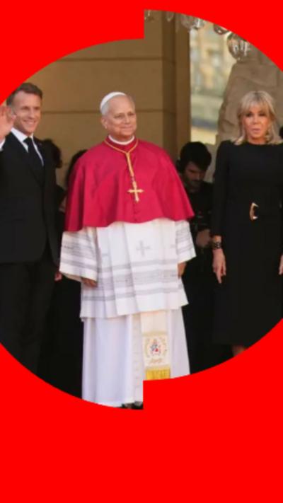 Emmanuel Macron and Brigitte Macron standing with Pope Leo 