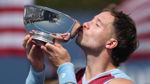 Alfie Hewett kisses the US Open trophy