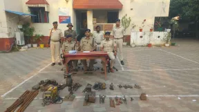 नवादा में मिनी गन फैक्ट्री का पर्दाफाश , भारी मात्रा में अर्धनिर्मित हथियार और उपकरण बरामद