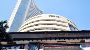 सेंसेक्स-निफ्टी की तेजी से हुई बाजार की शुरुआत, TCS और Infosys समेत कई दिग्गज शेयर चढ़े