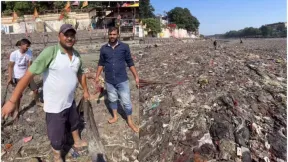 हरिद्वार में कपड़ों और प्लास्टिक से दबी गंगा नदी, वॉलंटियर्स चला रहे महा-सफाई अभियान; गंदगी देख सचमुच हैरानी होगी
