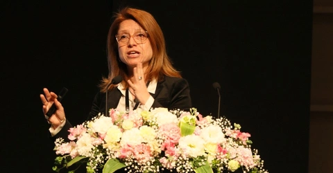Ipek Ozkaya speaking at a lectern 960x540