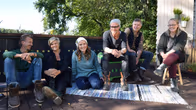 Paul Svensson, Camilla Forsén-Ström, Lee Esselström, Jim Björni, Owe Salmela och Elin Skagersten-Ström i gruppbild framför bastun på Strömsö.