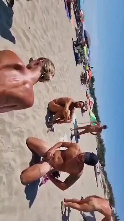 Amateur Beach Babe Gets Naughty Doggy Style in Public - Nudist Exhibitionist Fucks Wild for Everyone to Watch'