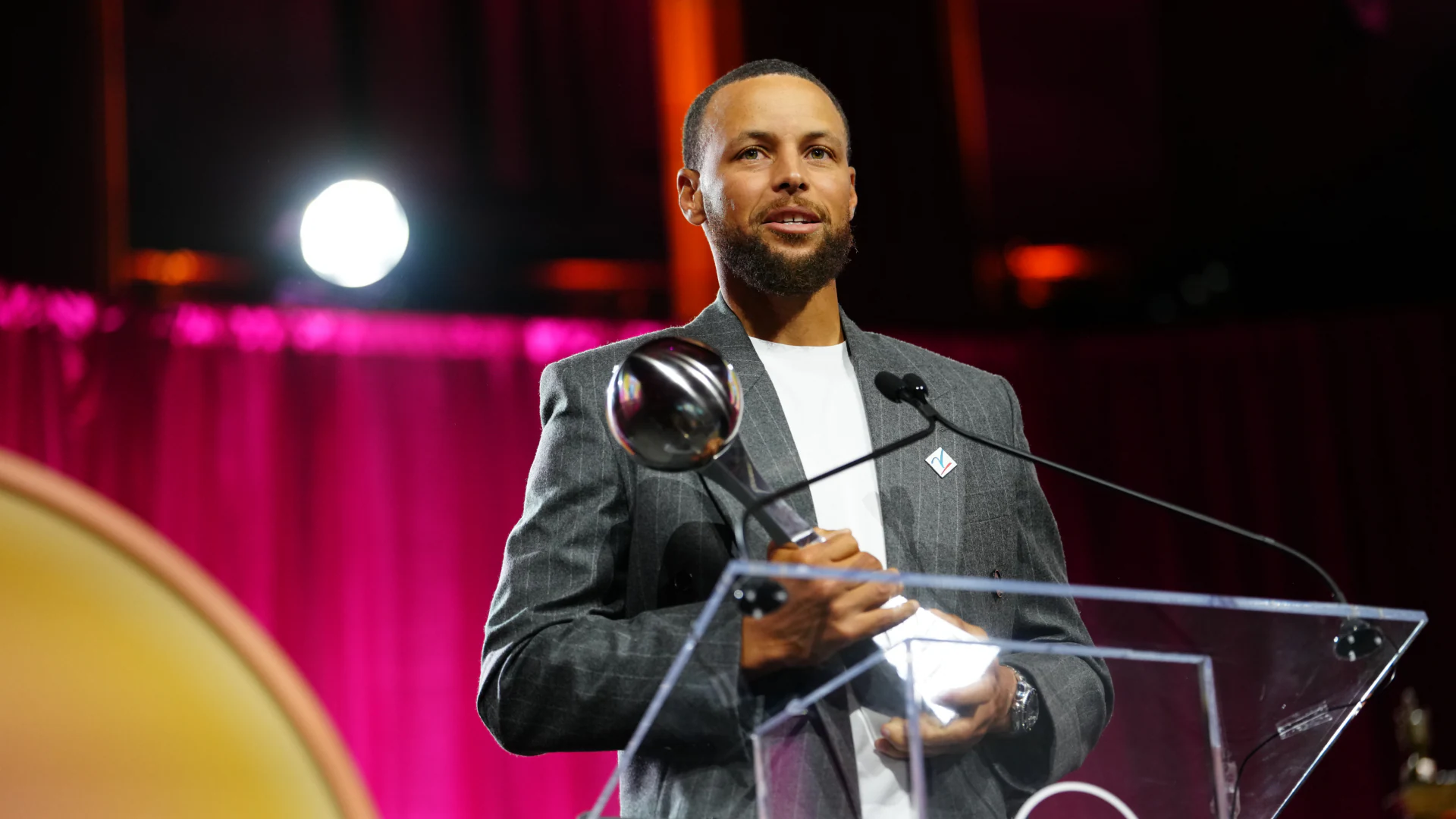 Stephen Curry honored with Muhammad Ali Sports Humanitarian Award