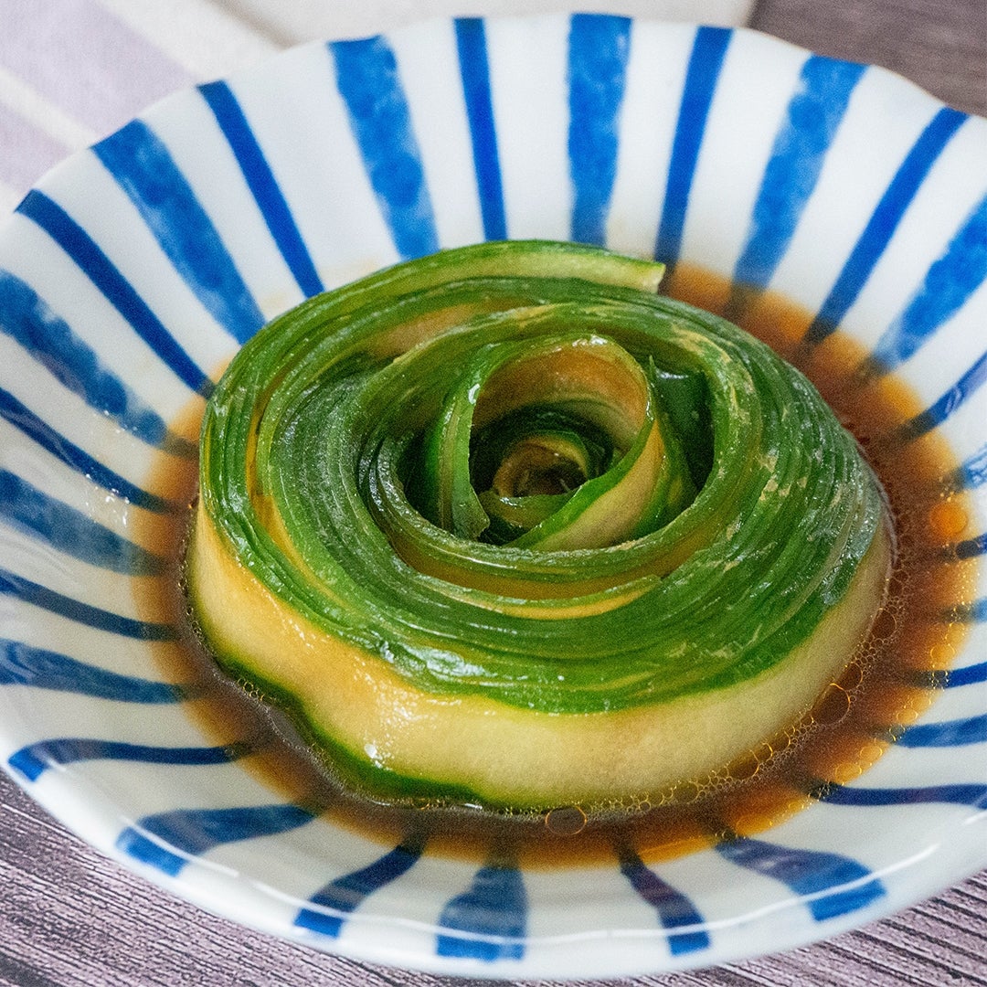 白い皿に盛り付けられたきゅうりのリボン漬け。