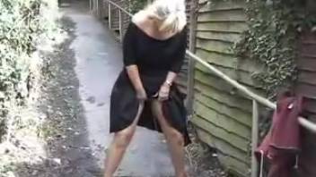 Garota 18+ suculenta mijando na pista