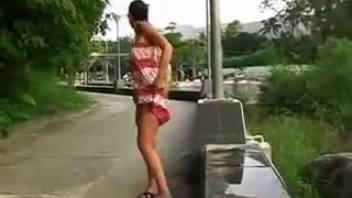 뻔뻔한 여자가 길거리에서 오줌을 싼다