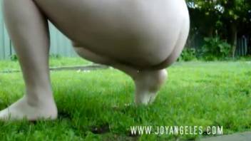 소녀가 푸른 잔디에서 배변을 한다