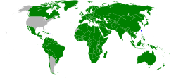 Carte du monde où les États membres sont colorés en vert, les observateurs en vert clair (dont la Palestine et le Vatican) et les délégations invitées en bleu (difficilement visible sur la carte). La quasi totalité de la carte est verte foncée. Une exception notable et bien visible est la région du Sahara occidental, en gris sur la carte, du fait de son statut non définitif sur le plan juridique.