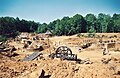 Neubau der Burg Guédelon im Jahr 2000, inmitten eines wiedereröffneten Steinbruchs