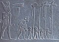 Narmer bærer deshretkronen til Nedre Egypt på Narmerpaletten.